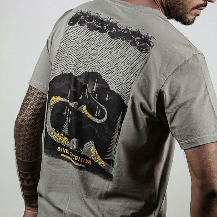 Camiseta Bindi x Fugitiva Gris - Cave&Race