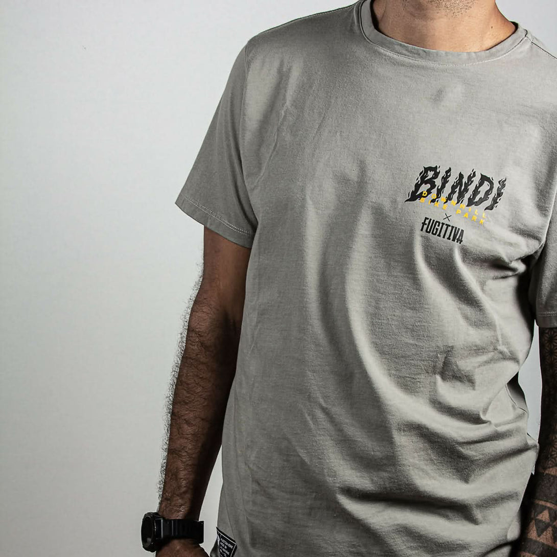 Camiseta Bindi x Fugitiva Gris - Cave&Race