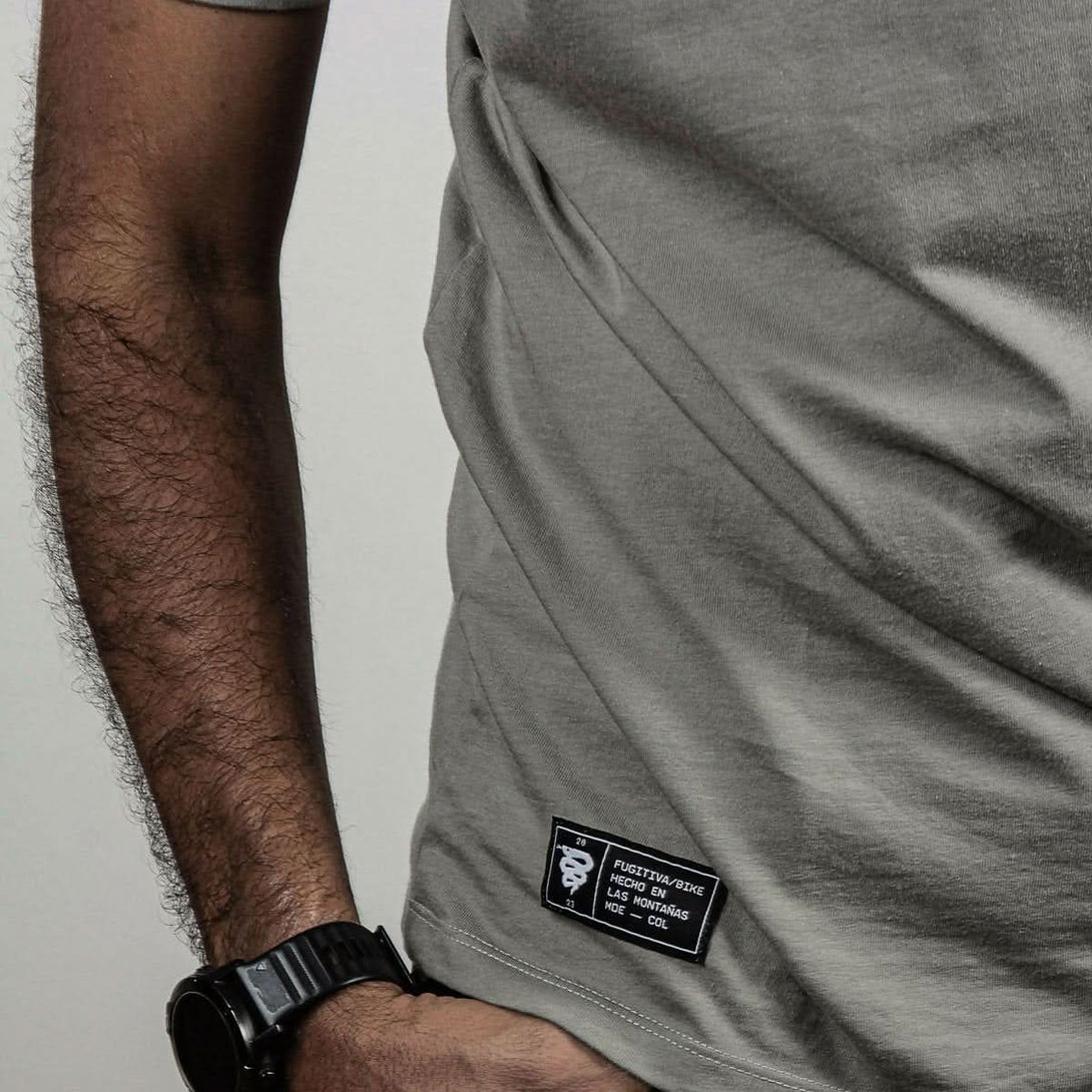 Camiseta Bindi x Fugitiva Gris - Cave&Race